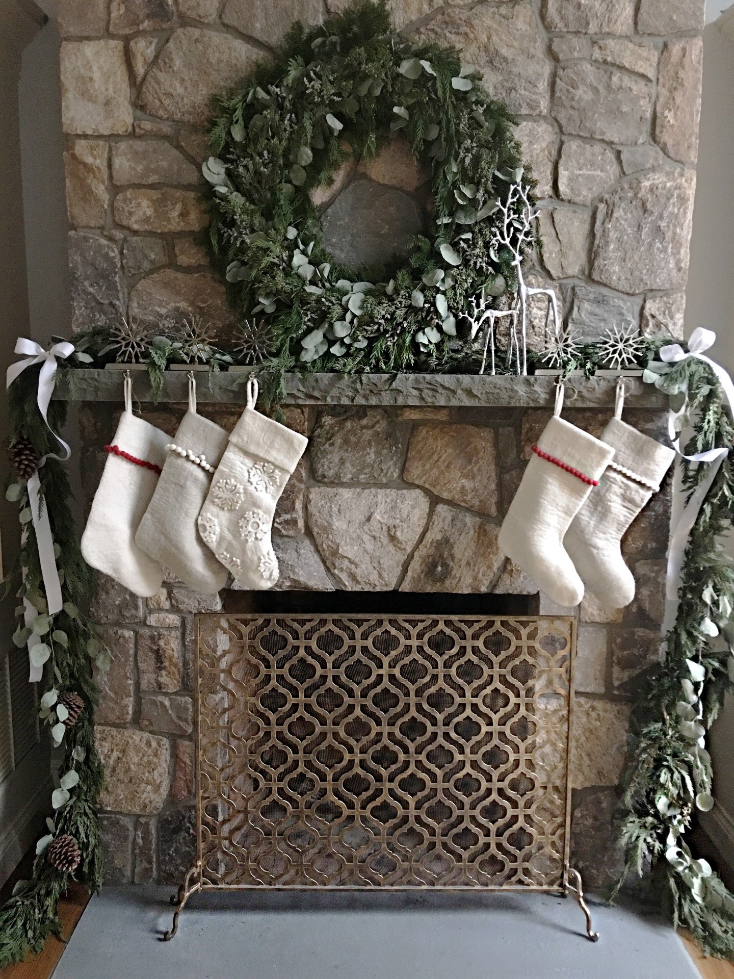 fireplace-decor-for-the-holidays